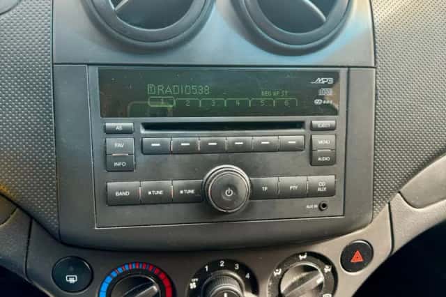 Chevrolet AVEO (2010) thumbnail 3