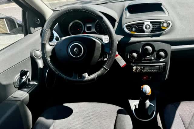 Renault Clio (2006) thumbnail 2