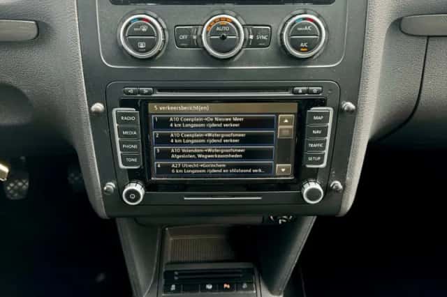 Volkswagen Touran (2013) thumbnail 3