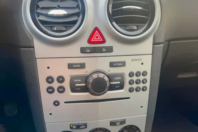 Opel Corsa (2009) thumbnail 3