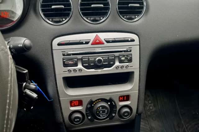 Peugeot 308 (2010) thumbnail 3