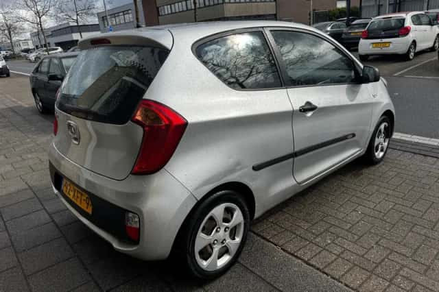 Kia Picanto (2012) thumbnail 6