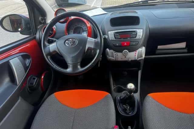 Toyota Aygo (2012) thumbnail 2