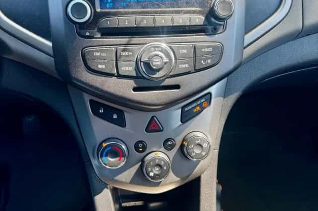 Chevrolet AVEO (2012) thumbnail 3