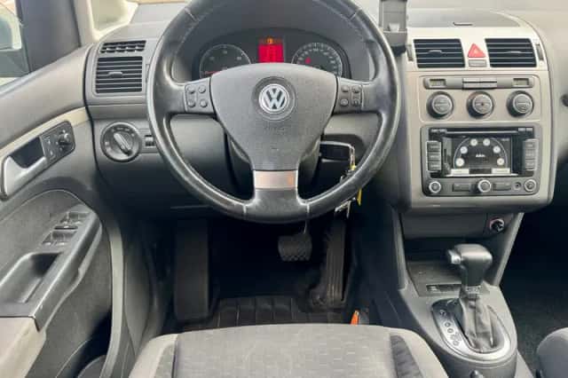 Volkswagen Touran (2009) thumbnail 2