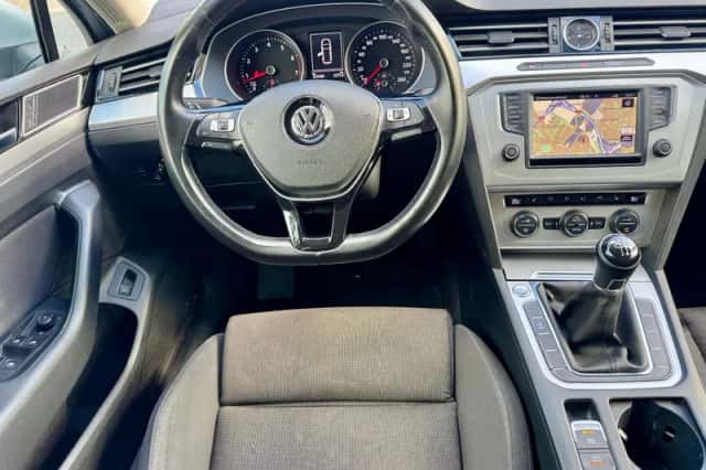 Volkswagen Passat (2015) thumbnail 2