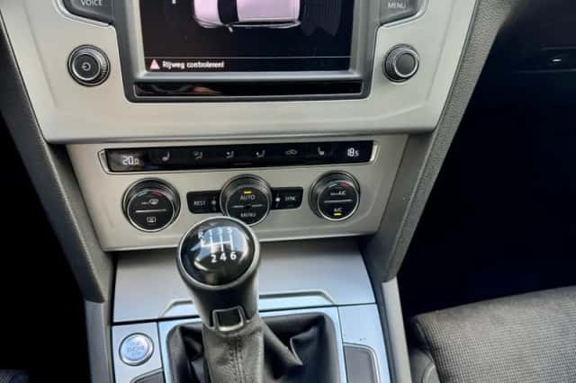 Volkswagen Passat (2015) thumbnail 3