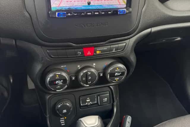 Jeep Renegade (2017) thumbnail 3