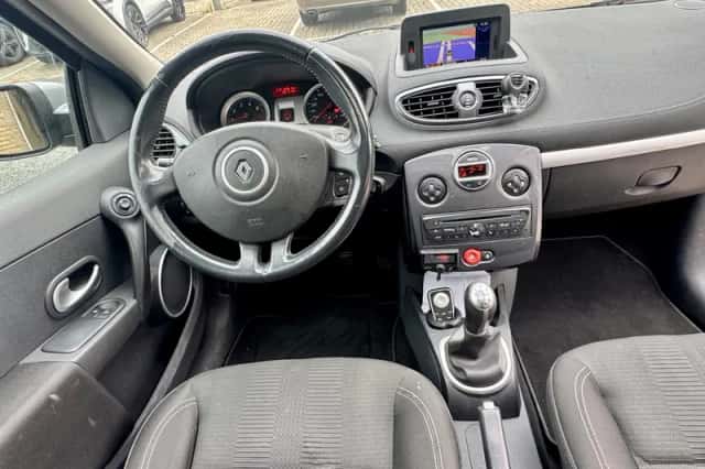 Renault Clio (2011) thumbnail 2