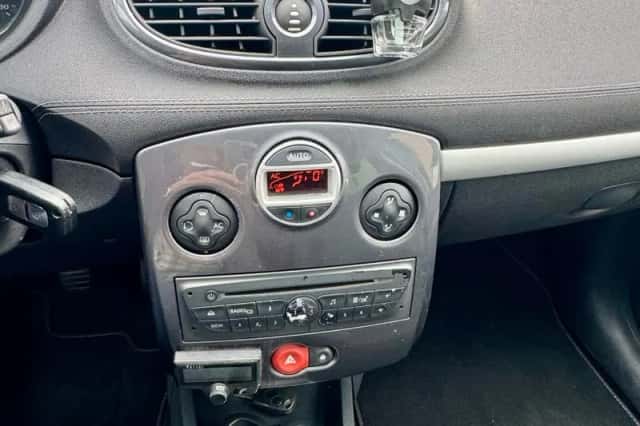 Renault Clio (2011) thumbnail 3
