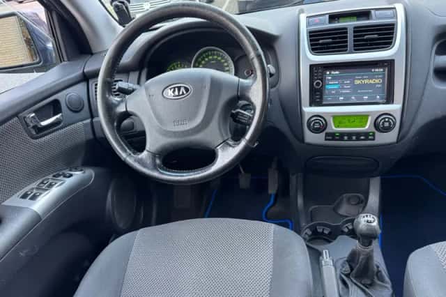 Kia Sportage (2010) thumbnail 2