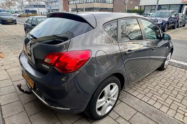 Opel Astra (2013) thumbnail 6