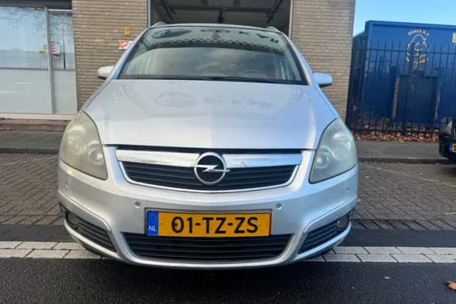 Opel Zafira (2007) thumbnail 4