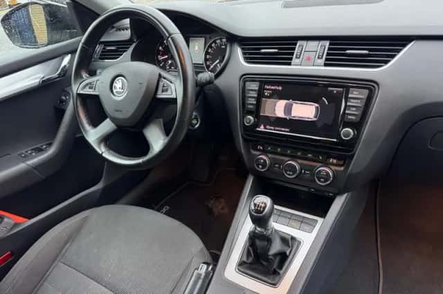 Škoda Octavia (2014) thumbnail 2