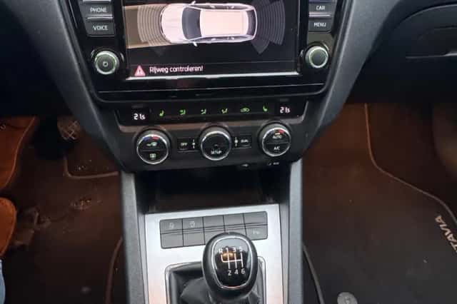 Škoda Octavia (2014) thumbnail 3