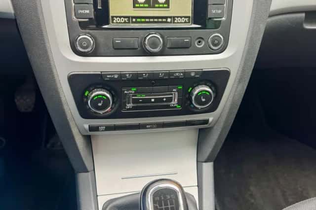 Škoda Octavia (2012) thumbnail 3