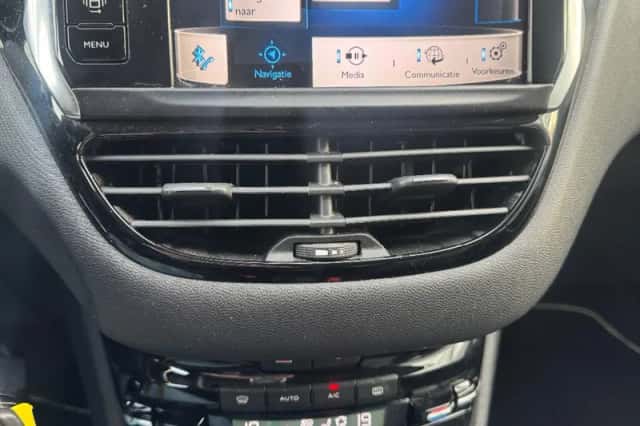 Peugeot 208 (2012) thumbnail 3