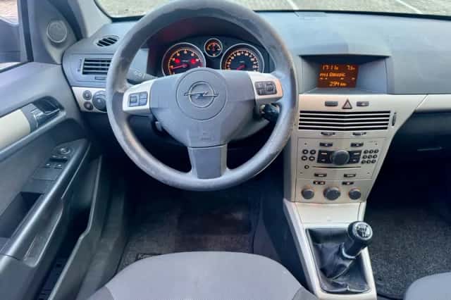 Opel Astra (2008) thumbnail 2
