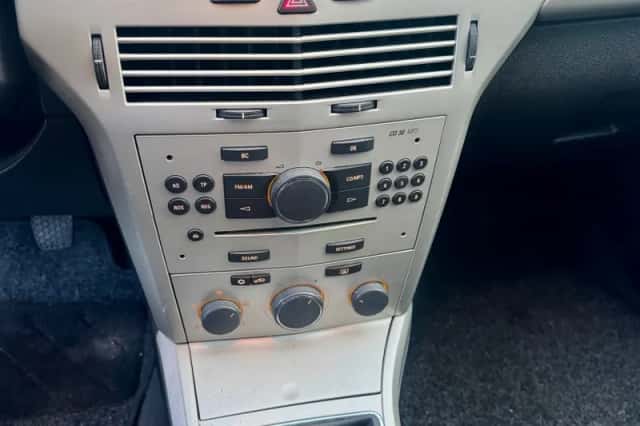 Opel Astra (2008) thumbnail 3