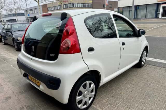 Peugeot 107 (2011) thumbnail 6