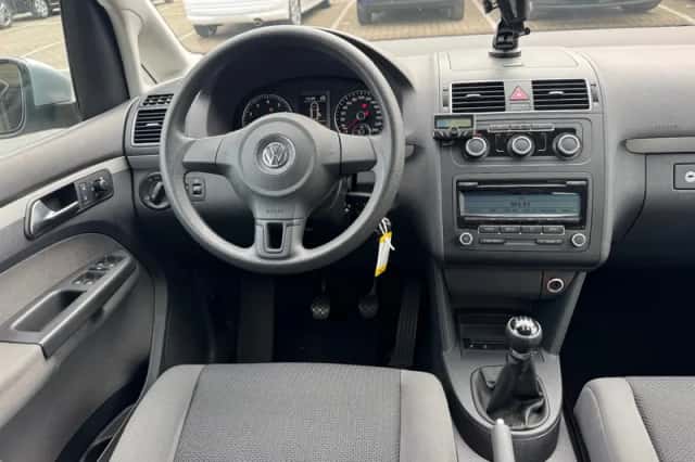 Volkswagen Touran (2011) thumbnail 2