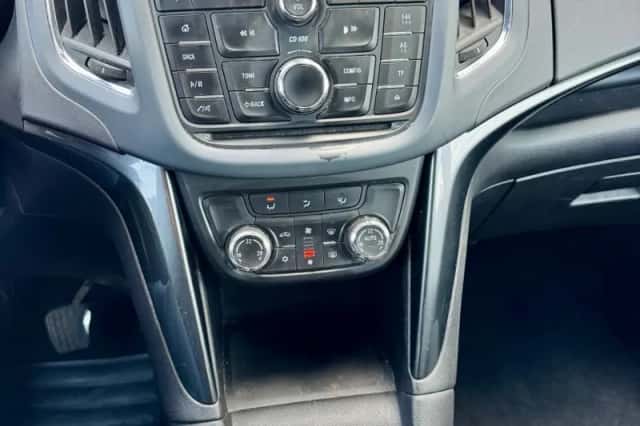 Opel Zafira Tourer (2014) thumbnail 3
