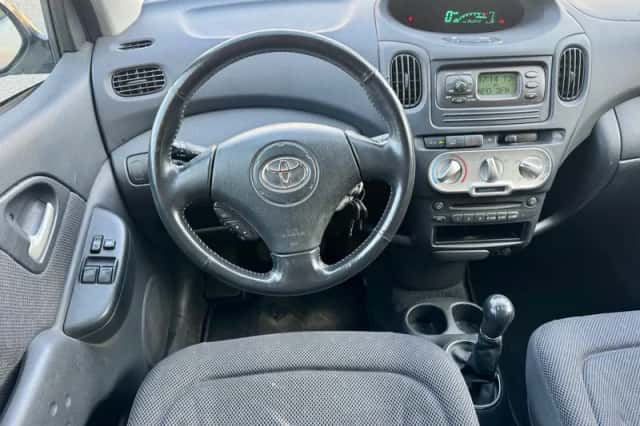 Toyota Yaris (2005) thumbnail 2