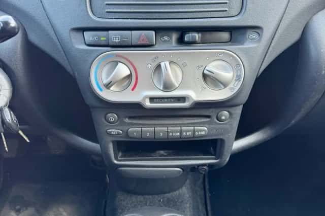 Toyota Yaris (2005) thumbnail 3