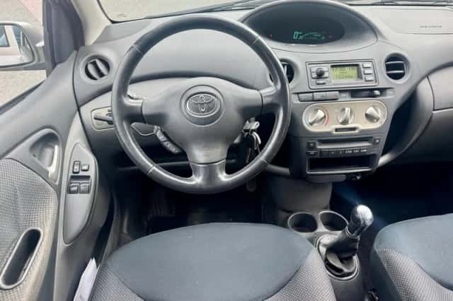 Toyota Yaris (2004) thumbnail 2