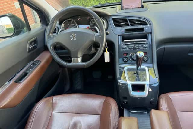 Peugeot 5008 (2012) thumbnail 2