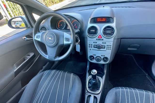 Opel Corsa (2009) thumbnail 2