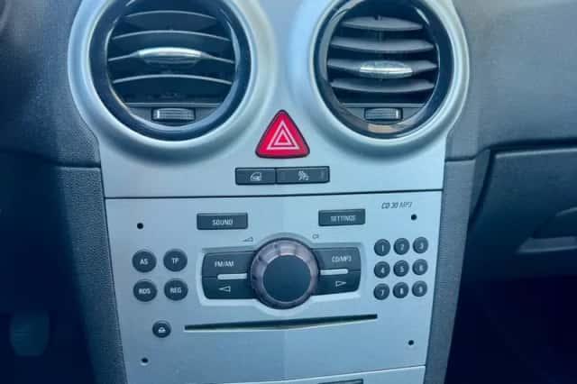 Opel Corsa (2009) thumbnail 3