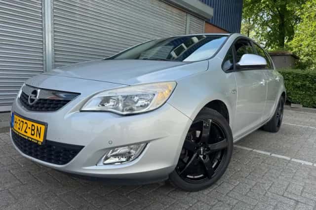 Opel Astra (2011)