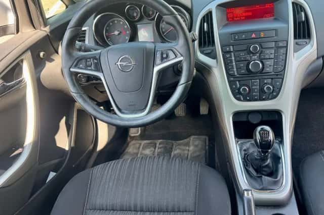 Opel Astra (2011) thumbnail 2