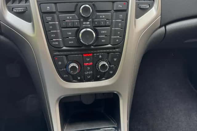 Opel Astra (2011) thumbnail 3