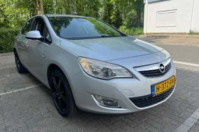 Opel Astra (2011) thumbnail 5