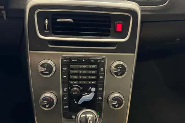Volvo V60 (2015) thumbnail 2