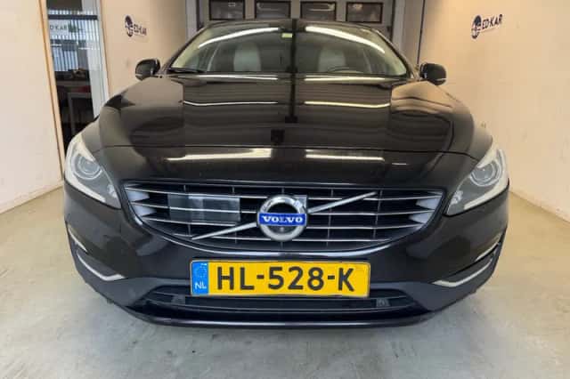 Volvo V60 (2015) thumbnail 3