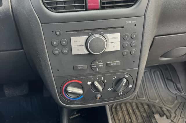 Opel Corsa (2005) thumbnail 3