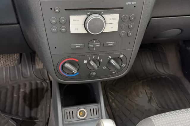 Opel Corsa (2005) thumbnail 3