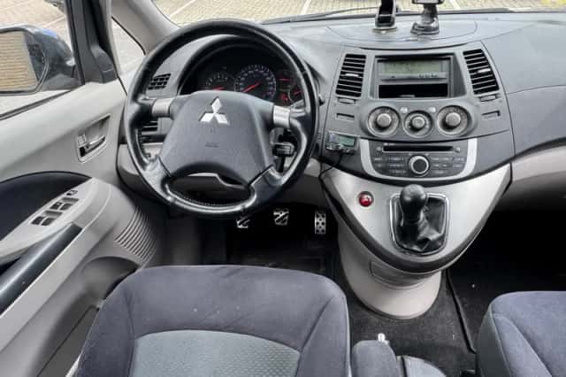 Mitsubishi GRANDIS (2008) thumbnail 2