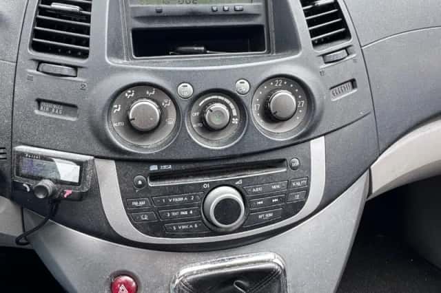 Mitsubishi GRANDIS (2008) thumbnail 3