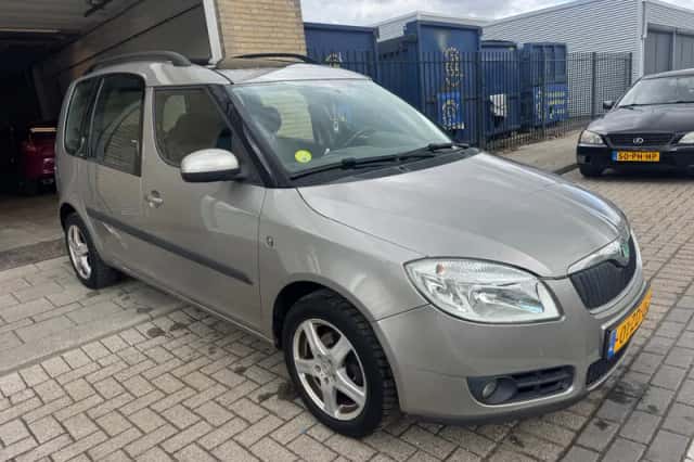 Škoda Roomster (2008) thumbnail 6