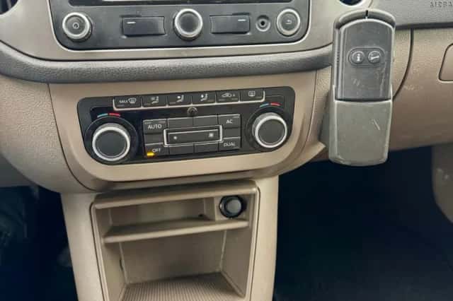 Volkswagen Tiguan (2011) thumbnail 3