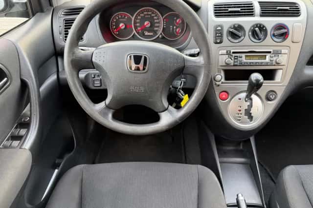Honda Civic (2004) thumbnail 2