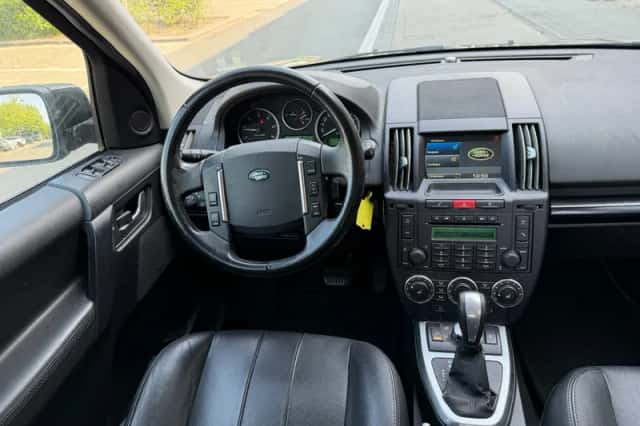 Land Rover Freelander (2011) thumbnail 2