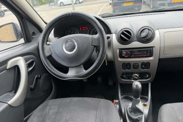 Dacia Sandero (2010) thumbnail 2