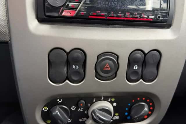 Dacia Sandero (2010) thumbnail 3