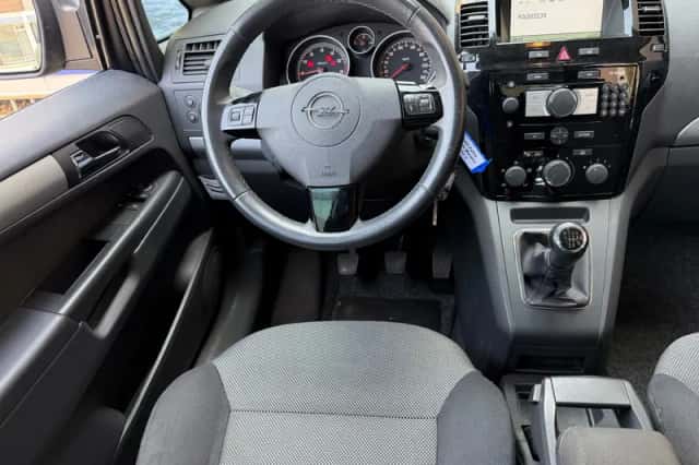 Opel Zafira (2011) thumbnail 2