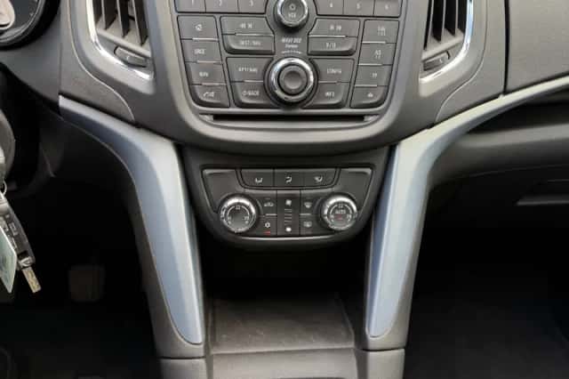 Opel Zafira Tourer (2015) thumbnail 3